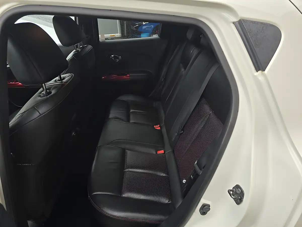Used 2015 Nissan Juke Tekna White - Interior and Exterior details 11