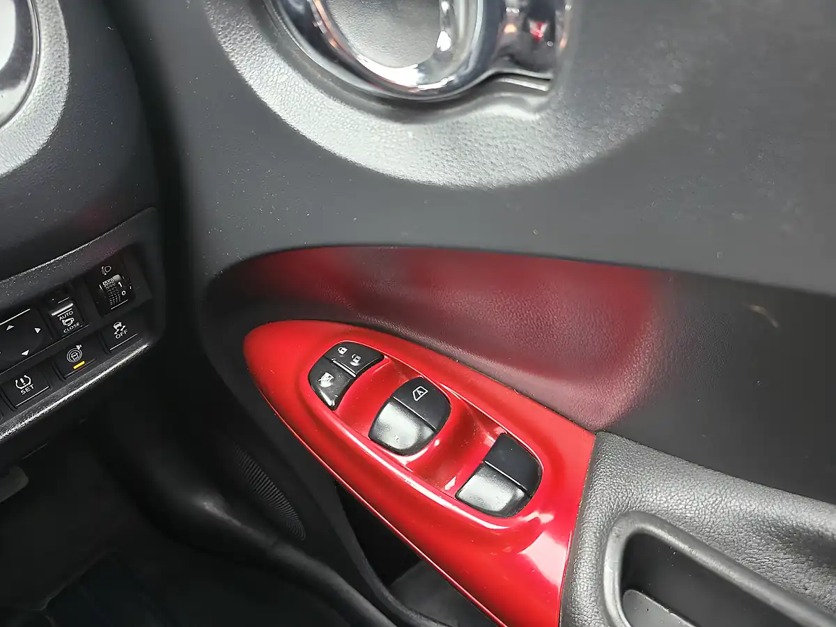 Used 2015 Nissan Juke Tekna White - Interior and Exterior details 15