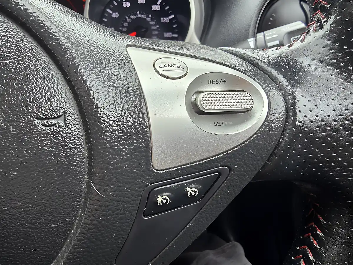 Used 2015 Nissan Juke Tekna White - Interior and Exterior details 16
