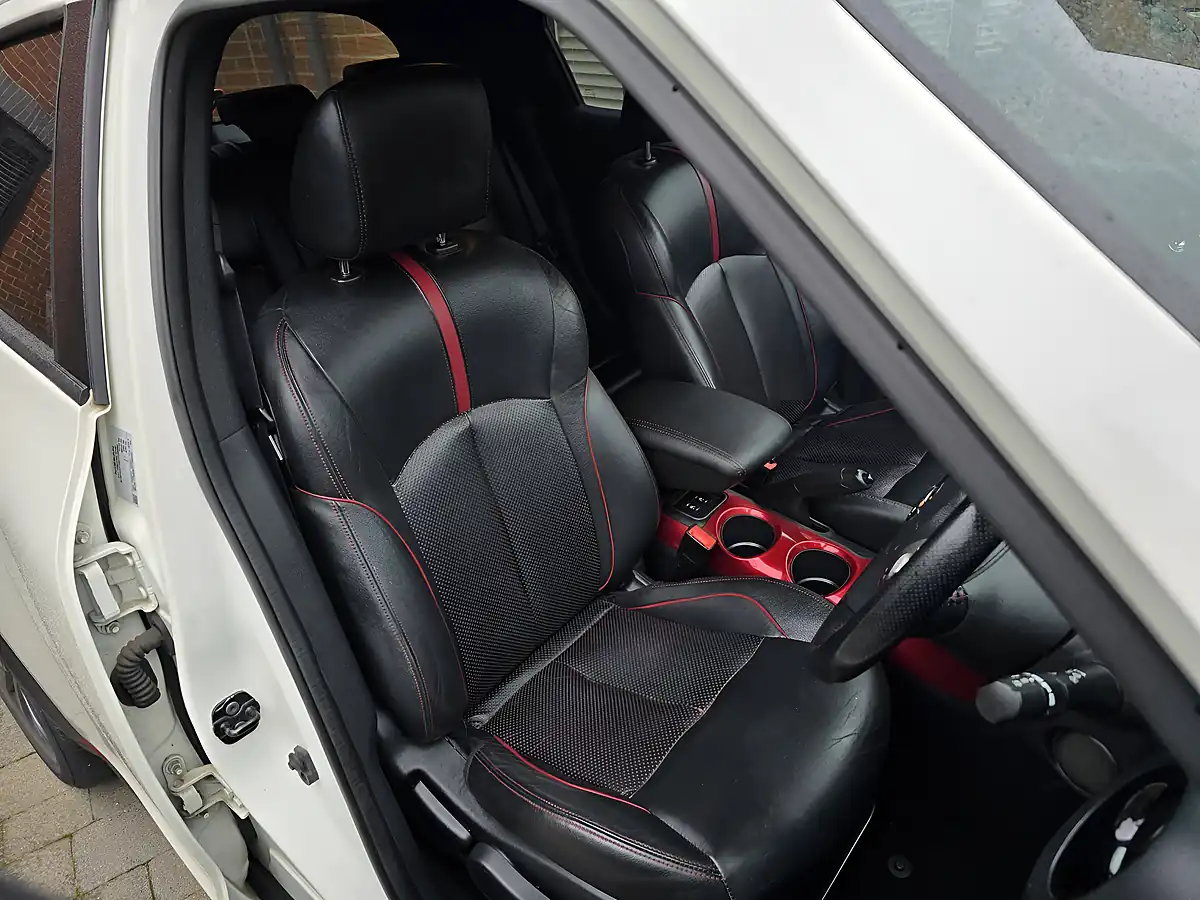 Used 2015 Nissan Juke Tekna White - Interior and Exterior details 4