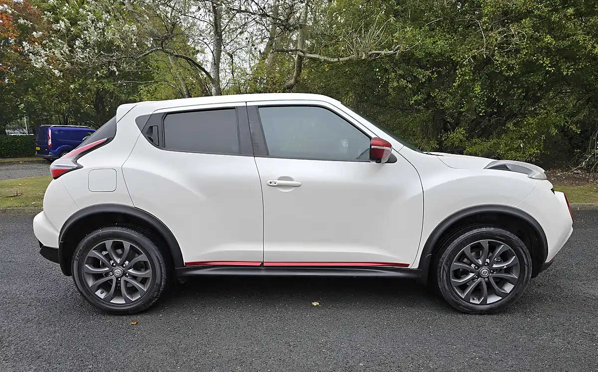 Used 2015 Nissan Juke Tekna White - Interior and Exterior details 5