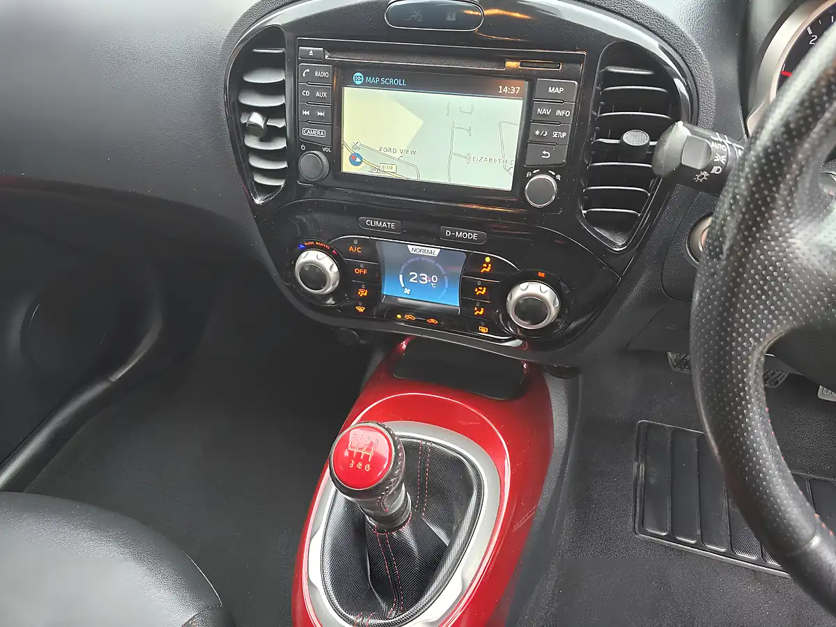 Used 2015 Nissan Juke Tekna White - Interior and Exterior details 8