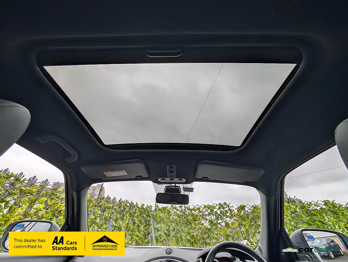 Used 2015 Nissan Juke Tekna White - Interior and Exterior details 16