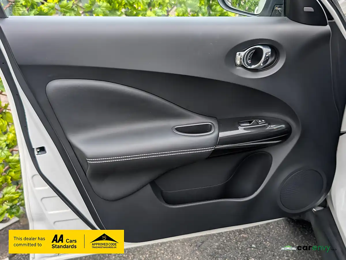 Used 2015 Nissan Juke Tekna White - Interior and Exterior details 17