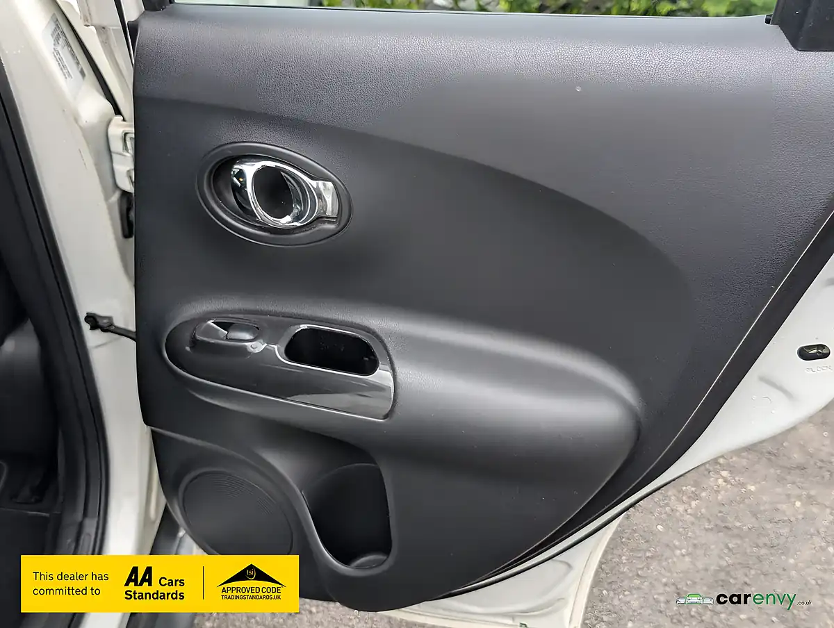 Used 2015 Nissan Juke Tekna White - Interior and Exterior details 18