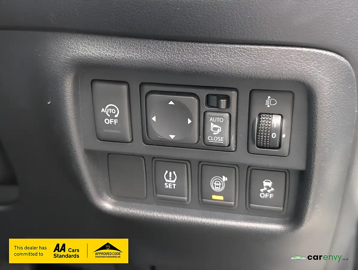 Used 2015 Nissan Juke Tekna White - Interior and Exterior details 20