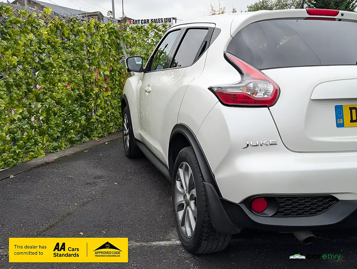 Used 2015 Nissan Juke Tekna White - Interior and Exterior details 8