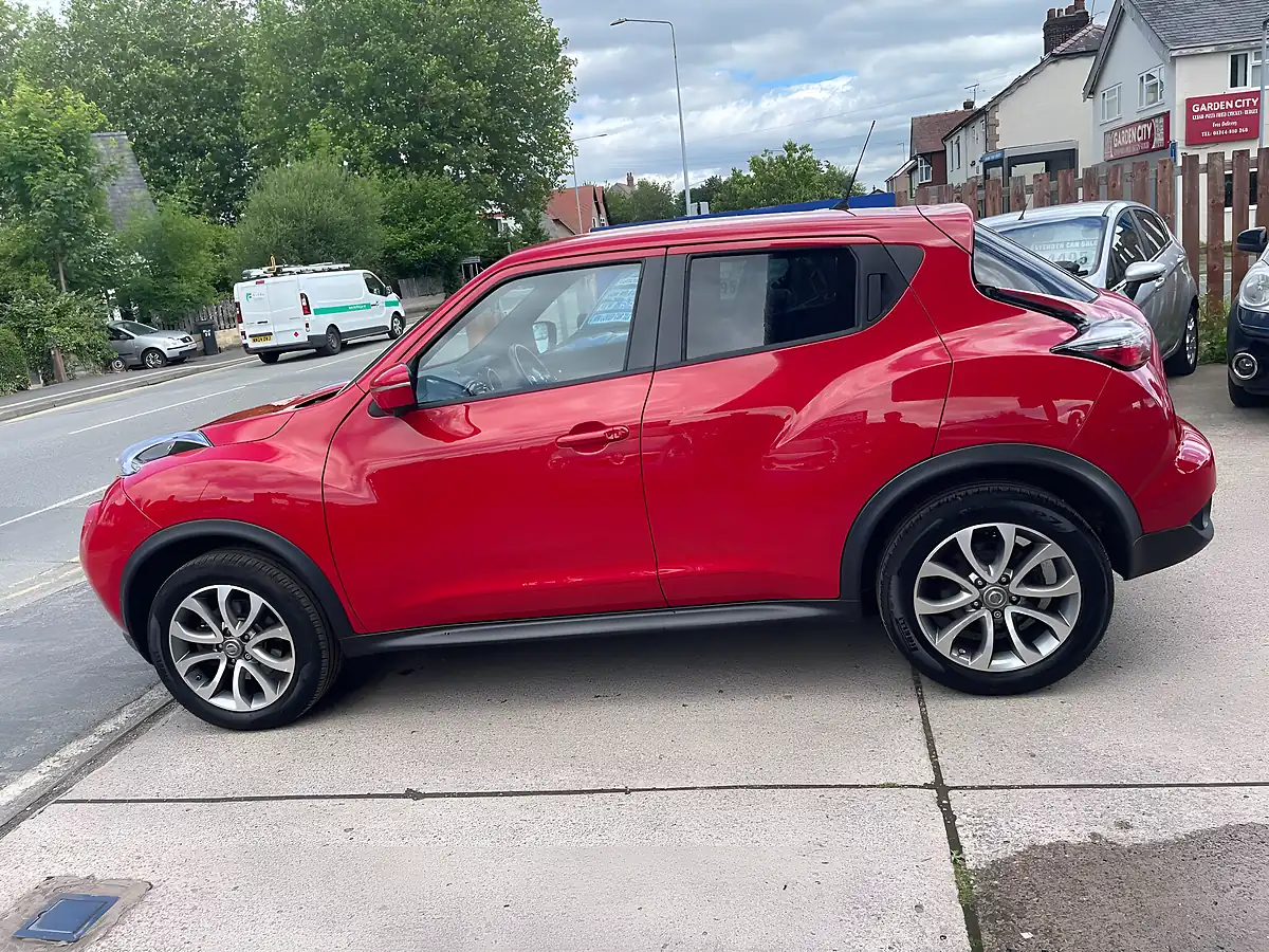 Used 2015 Nissan Juke Tekna Xtron Red - Interior and Exterior details 6