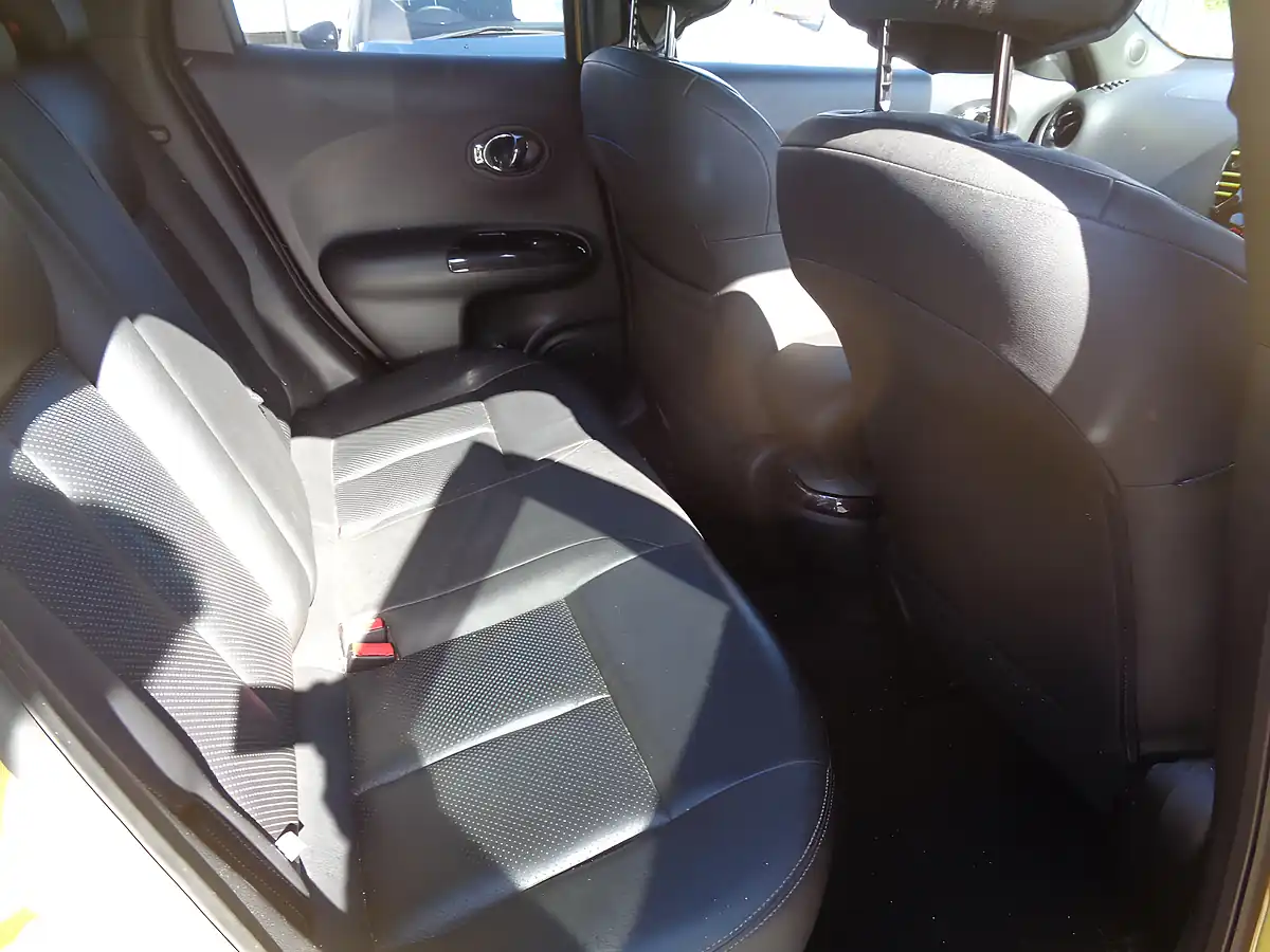 Used 2015 Nissan Juke Tekna Yellow - Interior and Exterior details 10