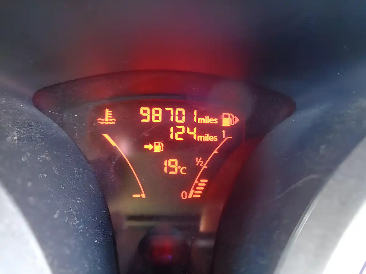 Used 2015 Nissan Juke Tekna Yellow - Interior and Exterior details 12