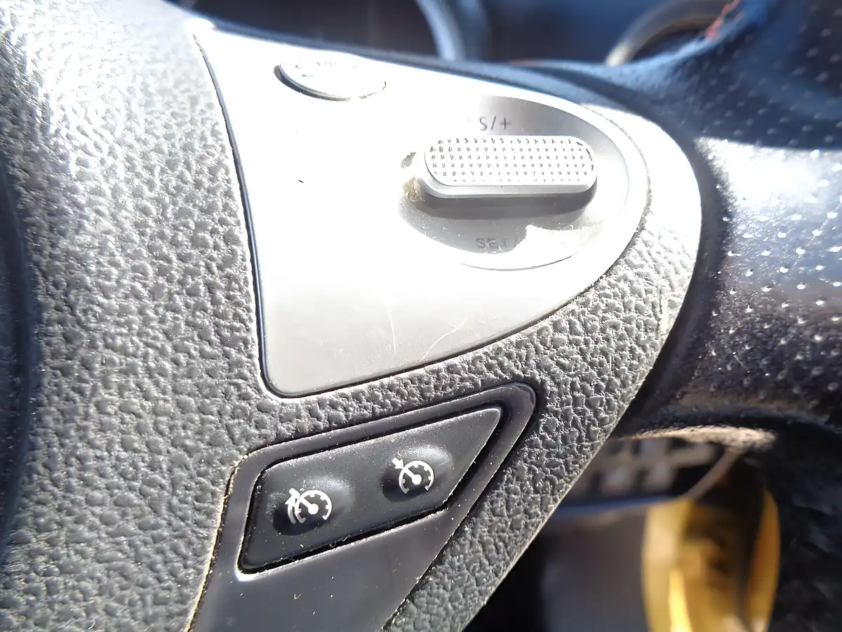 Used 2015 Nissan Juke Tekna Yellow - Interior and Exterior details 15