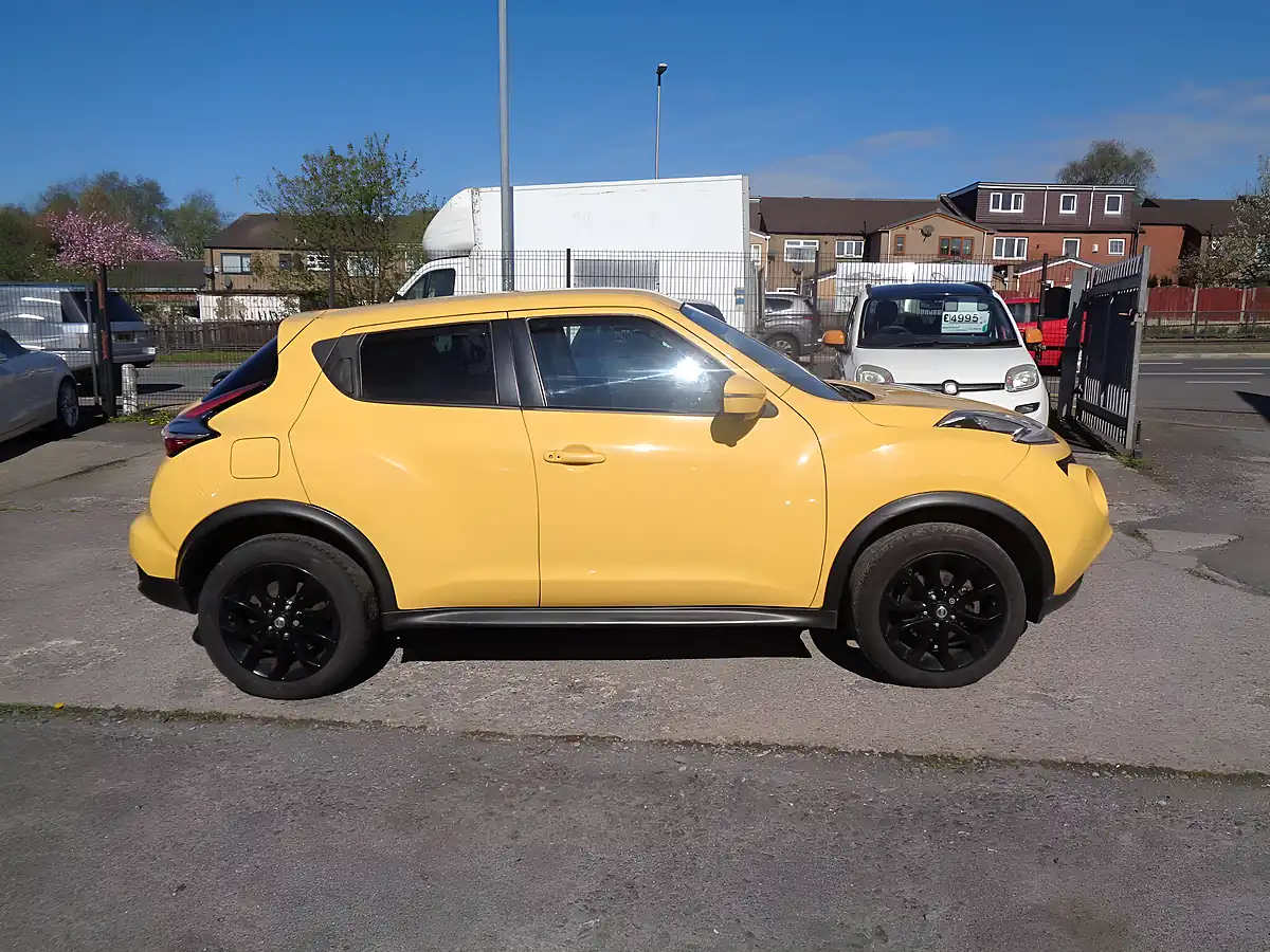 Used 2015 Nissan Juke Tekna Yellow - Interior and Exterior details 4