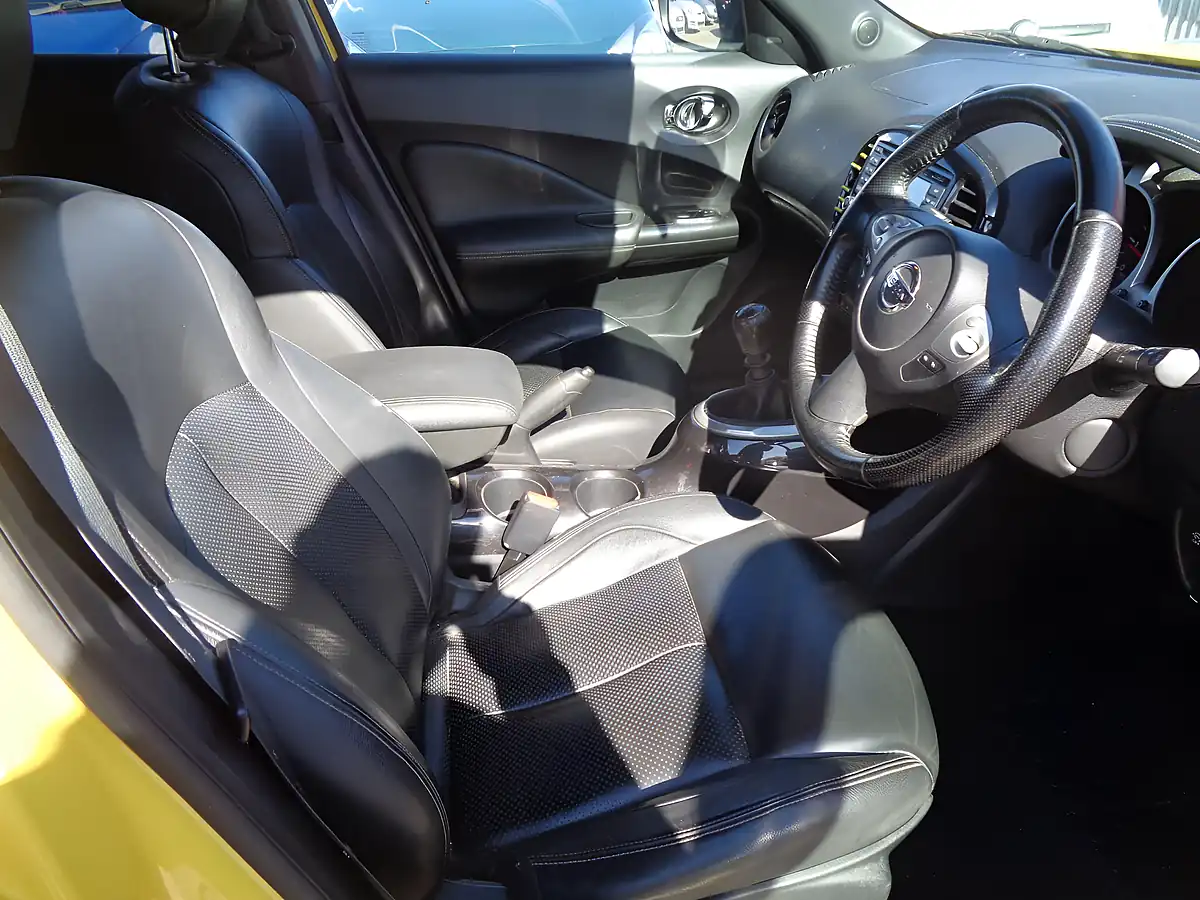 Used 2015 Nissan Juke Tekna Yellow - Interior and Exterior details 9