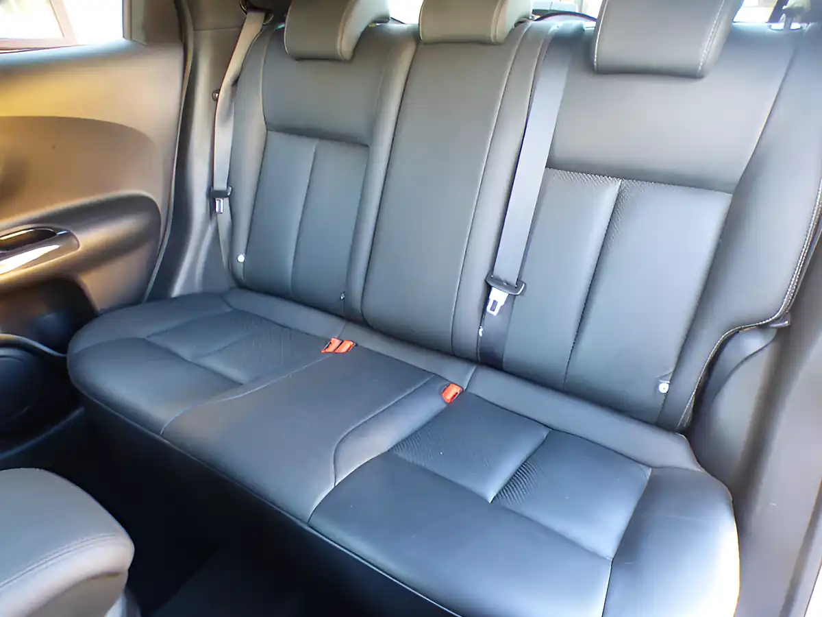 Used 2015 Nissan Juke Tekna Yellow - Interior and Exterior details 10