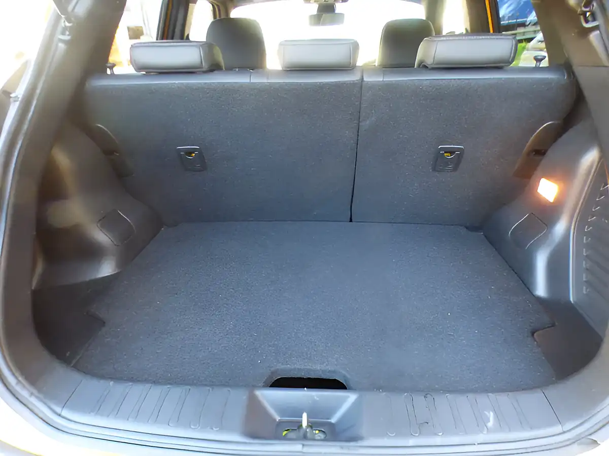 Used 2015 Nissan Juke Tekna Yellow - Interior and Exterior details 15