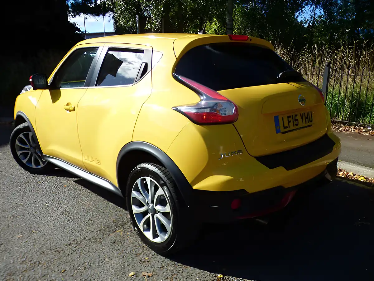 Used 2015 Nissan Juke Tekna Yellow - Interior and Exterior details 16