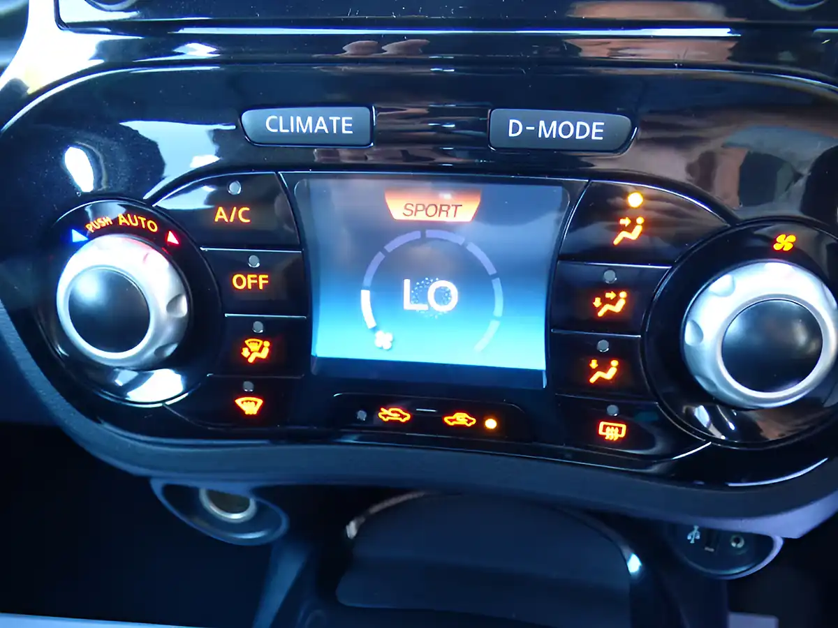Used 2015 Nissan Juke Tekna Yellow - Interior and Exterior details 17