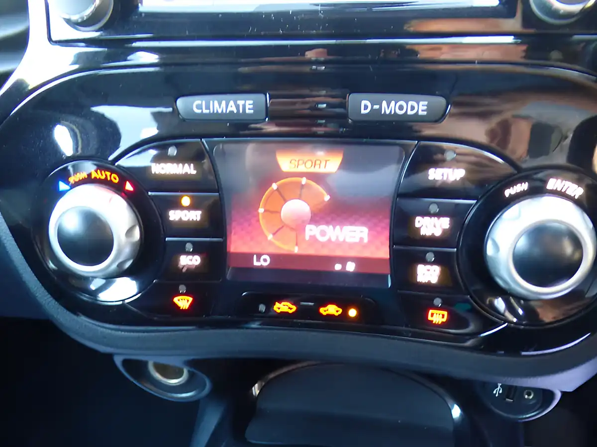 Used 2015 Nissan Juke Tekna Yellow - Interior and Exterior details 18