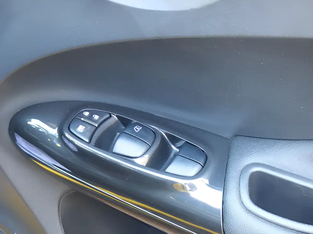 Used 2015 Nissan Juke Tekna Yellow - Interior and Exterior details 20