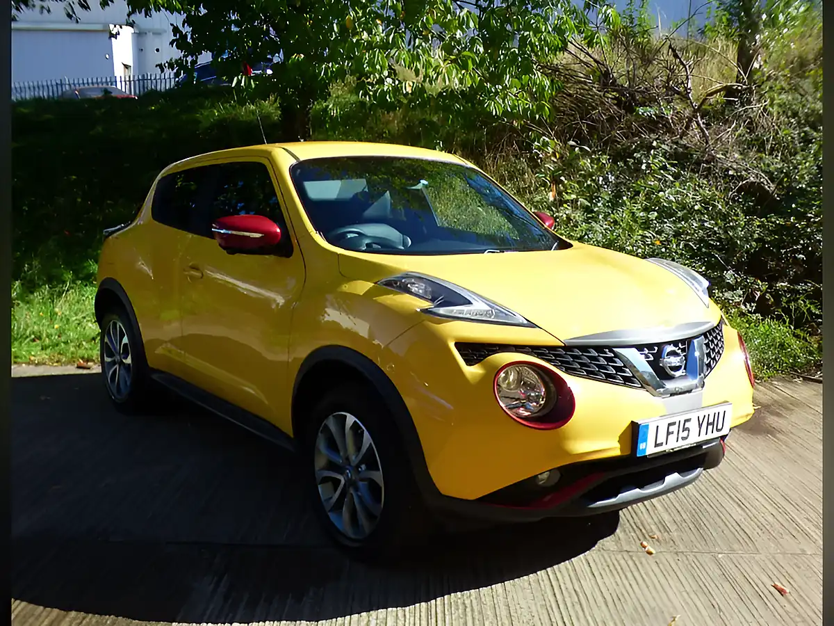 Used 2015 Nissan Juke Tekna Yellow - Interior and Exterior details 4