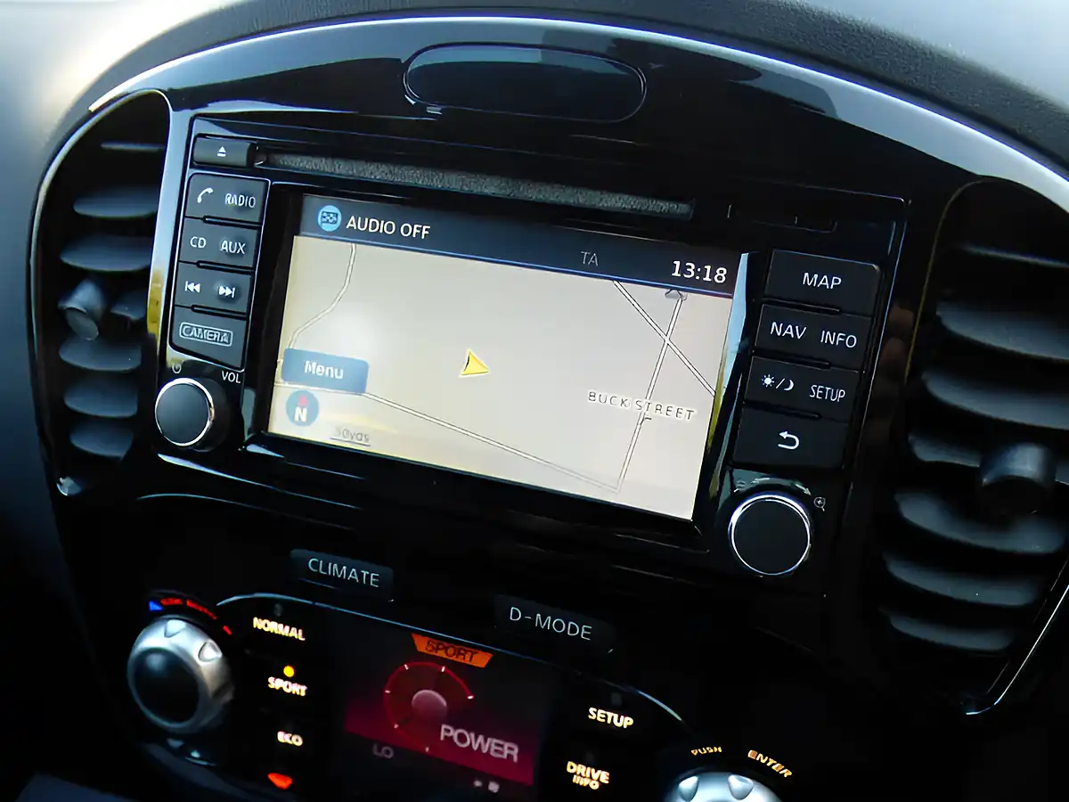 Used 2015 Nissan Juke Tekna Yellow - Interior and Exterior details 5