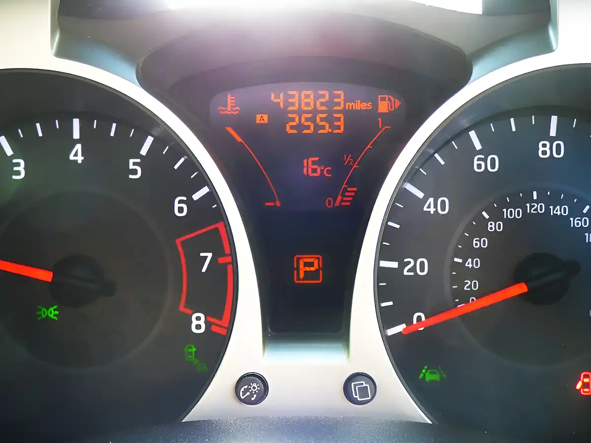 Used 2015 Nissan Juke Tekna Yellow - Interior and Exterior details 6