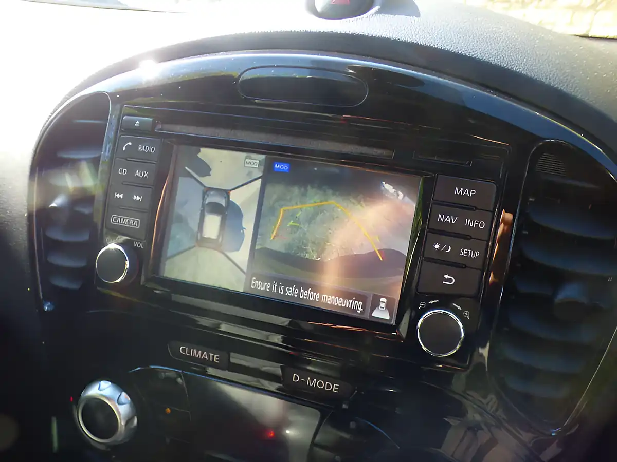 Used 2015 Nissan Juke Tekna Yellow - Interior and Exterior details 8