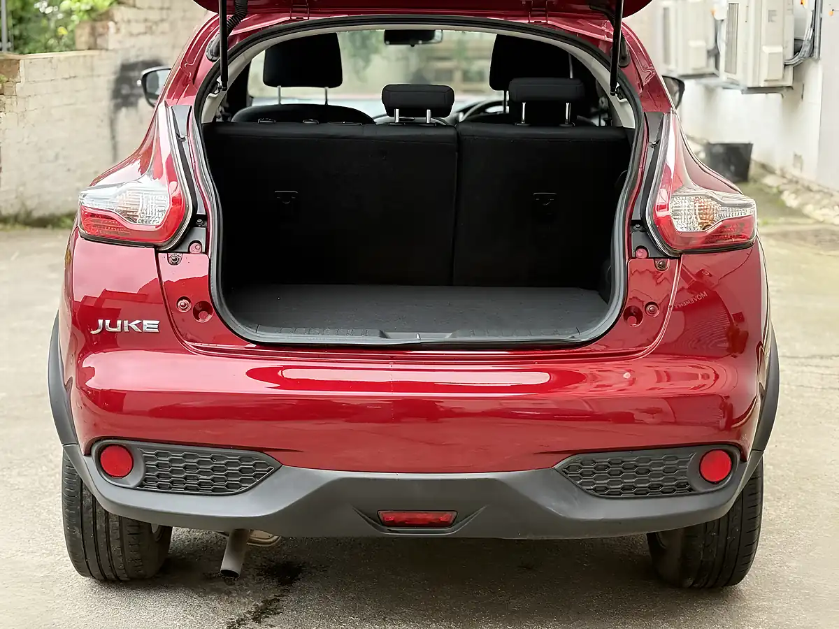 Used 2015 Nissan Juke Visia Red - Interior and Exterior details 10