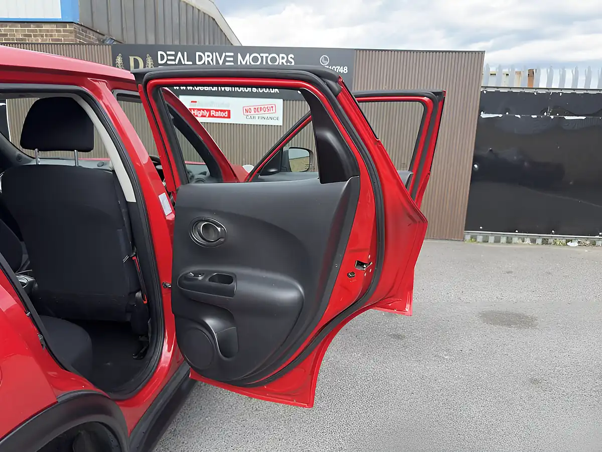 Used 2015 Nissan Juke Visia Red - Interior and Exterior details 10