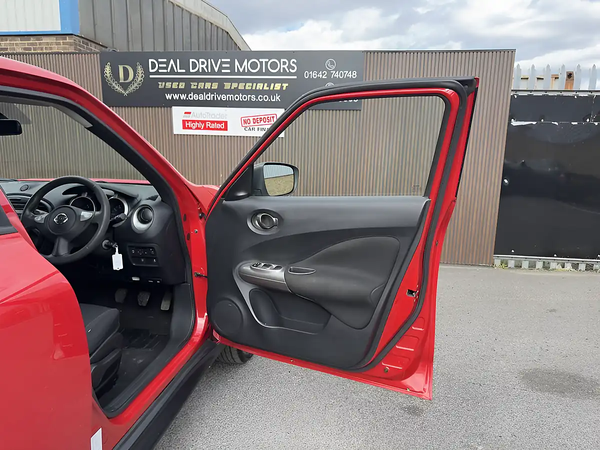 Used 2015 Nissan Juke Visia Red - Interior and Exterior details 11