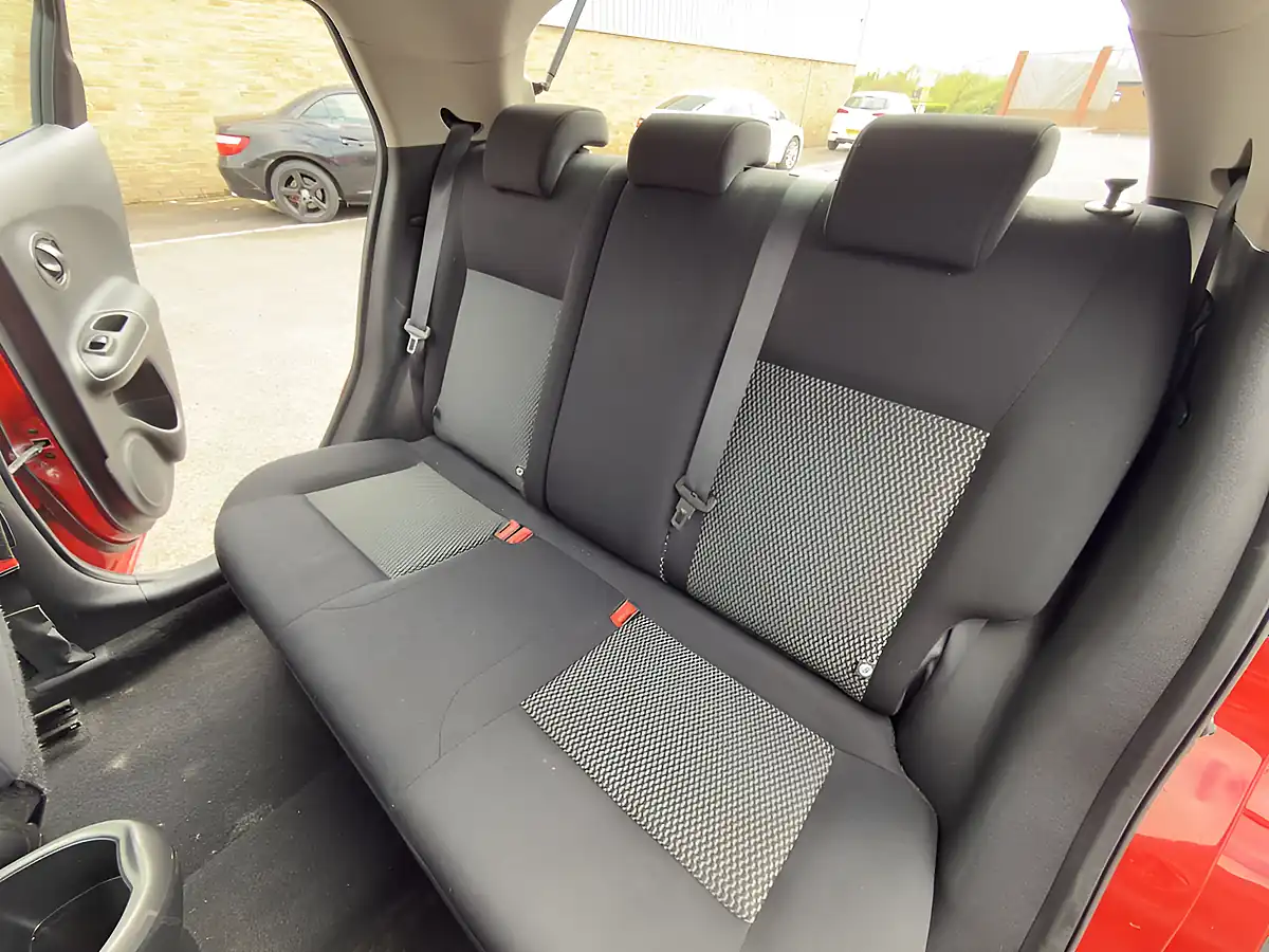 Used 2015 Nissan Juke Visia Red - Interior and Exterior details 15