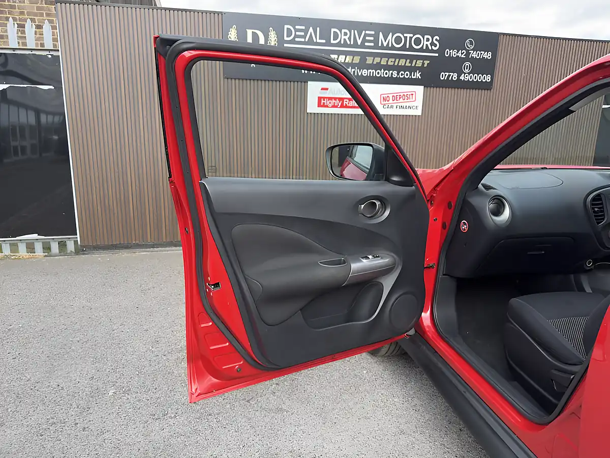 Used 2015 Nissan Juke Visia Red - Interior and Exterior details 9