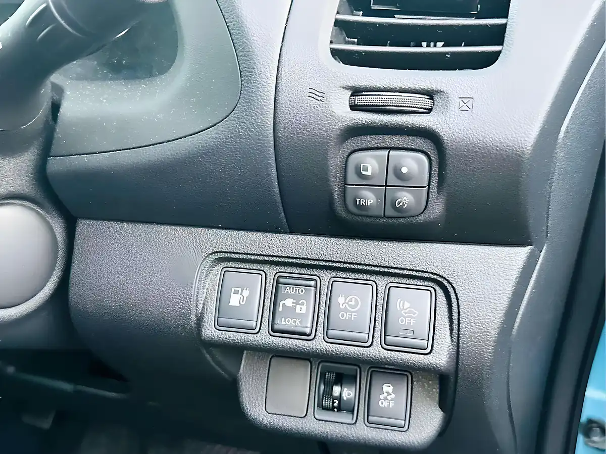 Used 2015 Nissan Leaf Acenta Blue - Interior and Exterior details 10