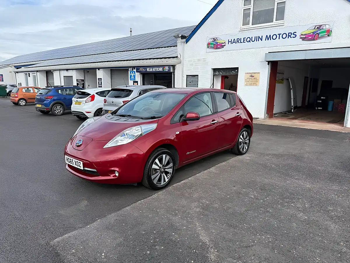 Used 2015 Nissan Leaf Tekna Red - Front View