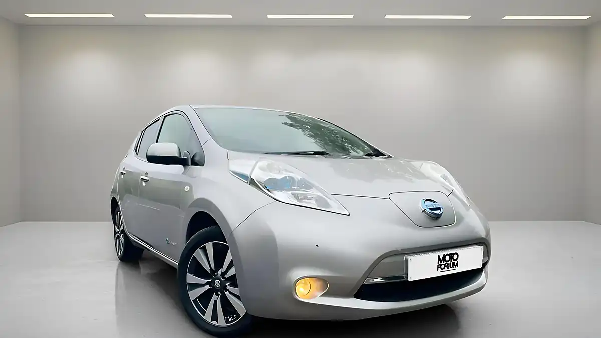 Used 2015 Nissan Leaf Tekna Silver - Front View