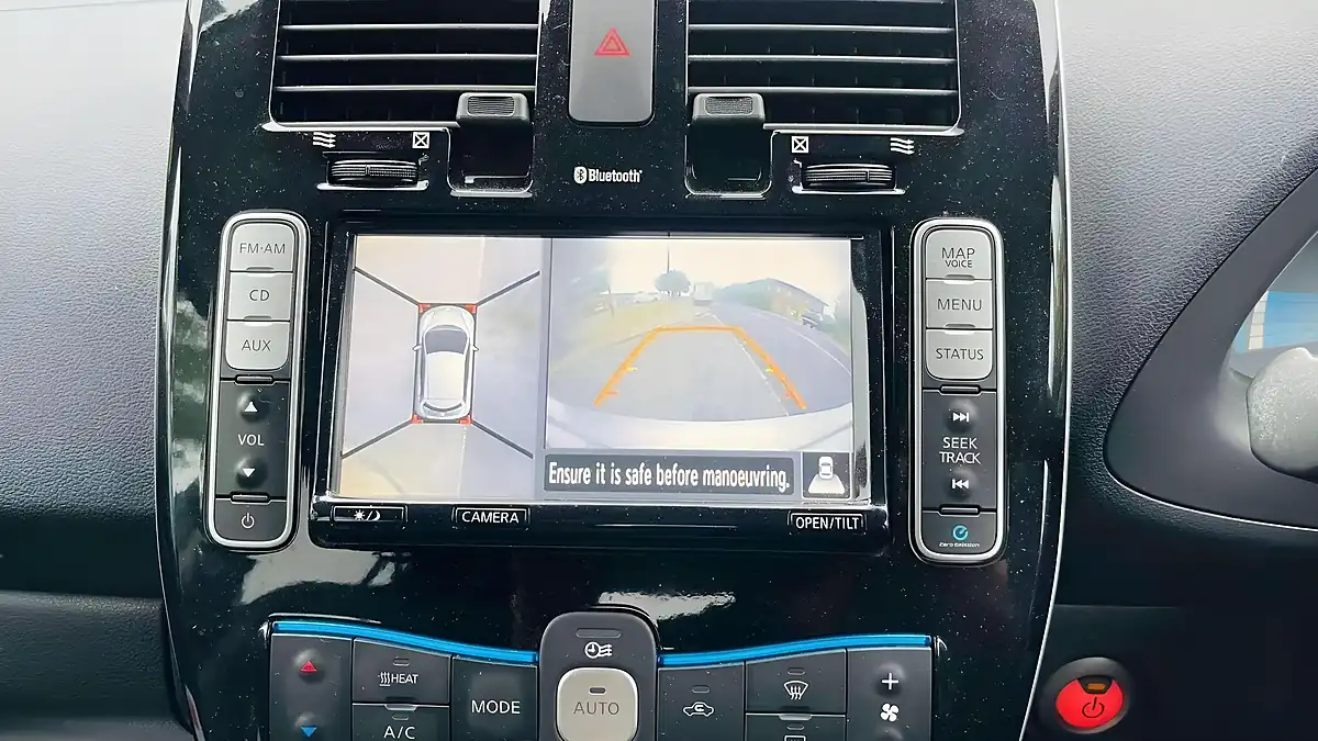 Used 2015 Nissan Leaf Tekna Silver - Interior and Exterior details 10