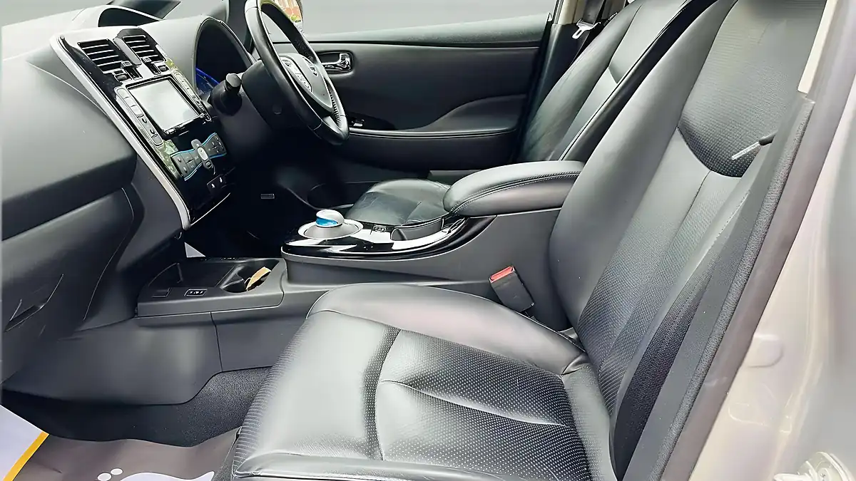 Used 2015 Nissan Leaf Tekna Silver - Interior and Exterior details 14