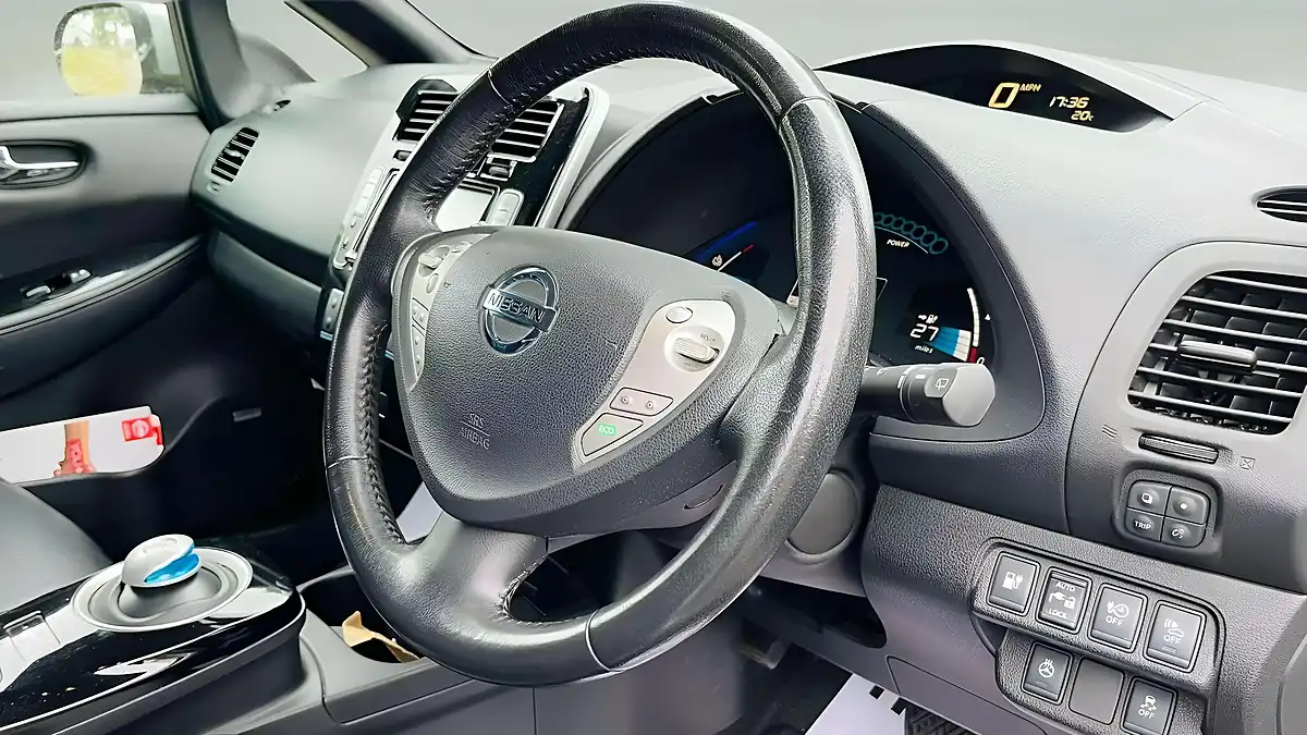 Used 2015 Nissan Leaf Tekna Silver - Interior and Exterior details 8