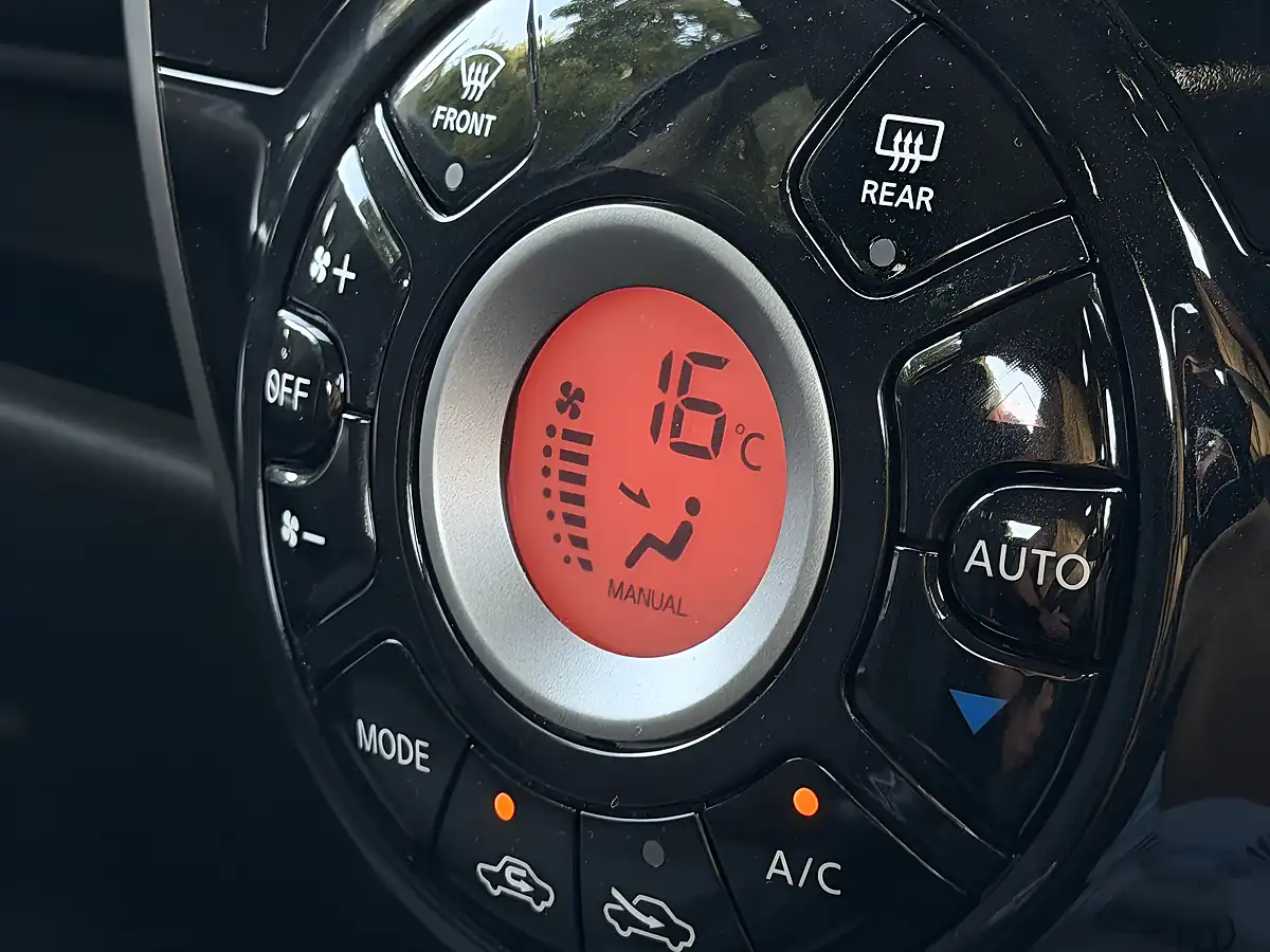 Used 2015 Nissan Micra Tekna Black - Interior and Exterior details 17