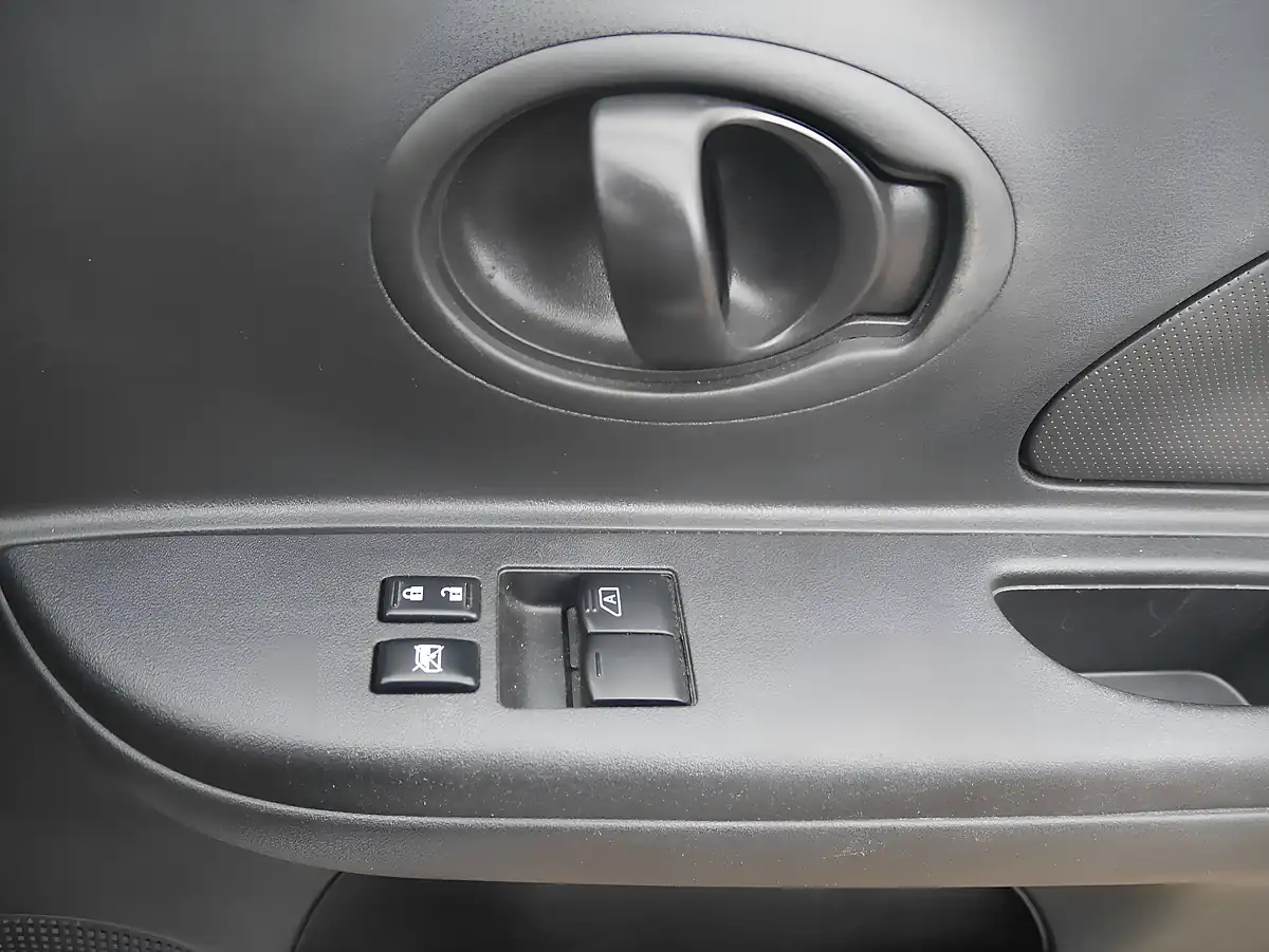 Used 2015 Nissan Micra Visia Universal Silver - Interior and Exterior details 17