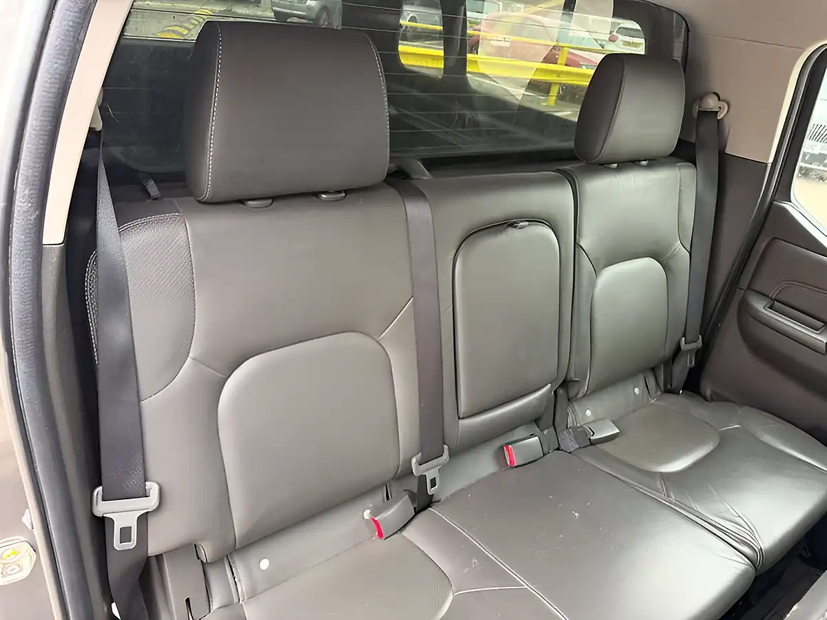 Used 2015 Nissan Navara Tekna Twilight Grey - Interior and Exterior details 13