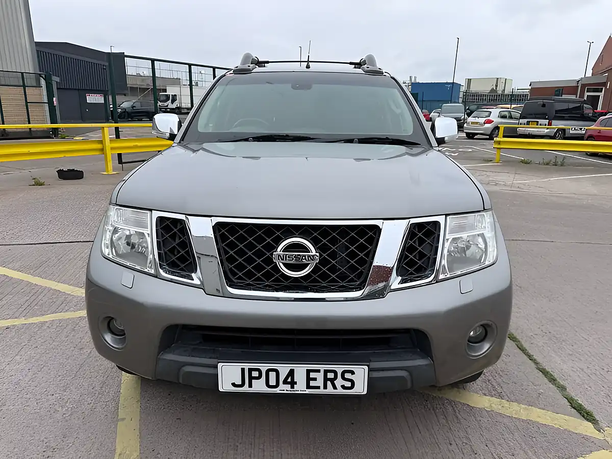 Used 2015 Nissan Navara Tekna Twilight Grey - Interior and Exterior details 14