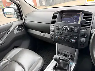 Used 2015 Nissan Navara Tekna Twilight Grey - Interior and Exterior details 17