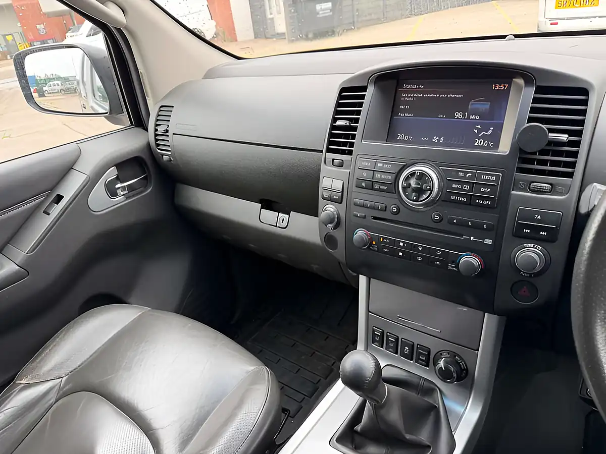 Used 2015 Nissan Navara Tekna Twilight Grey - Interior and Exterior details 17