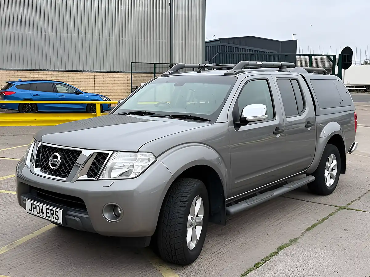 Used 2015 Nissan Navara Tekna Twilight Grey - Interior and Exterior details 5