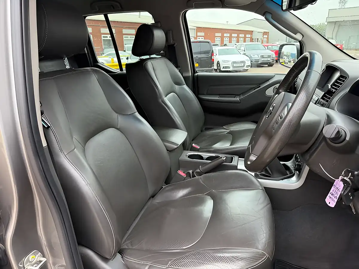 Used 2015 Nissan Navara Tekna Twilight Grey - Interior and Exterior details 9