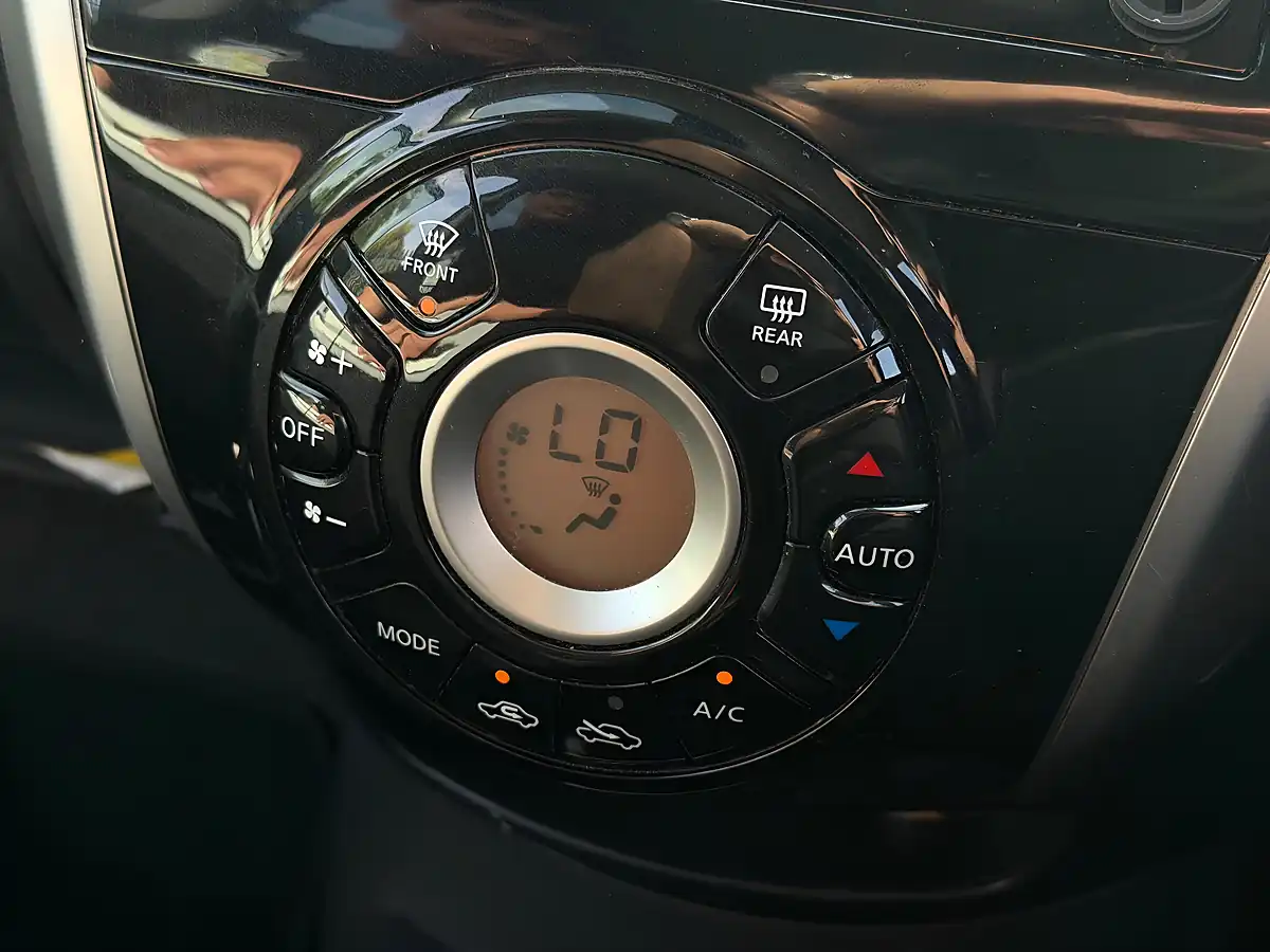 Used 2015 Nissan Note Tekna Blue - Interior and Exterior details 17