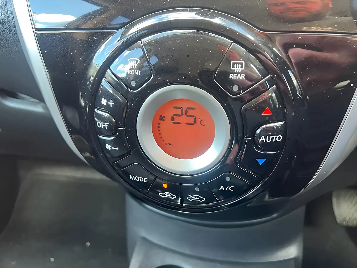 Used 2015 Nissan Note Tekna Silver - Interior and Exterior details 11