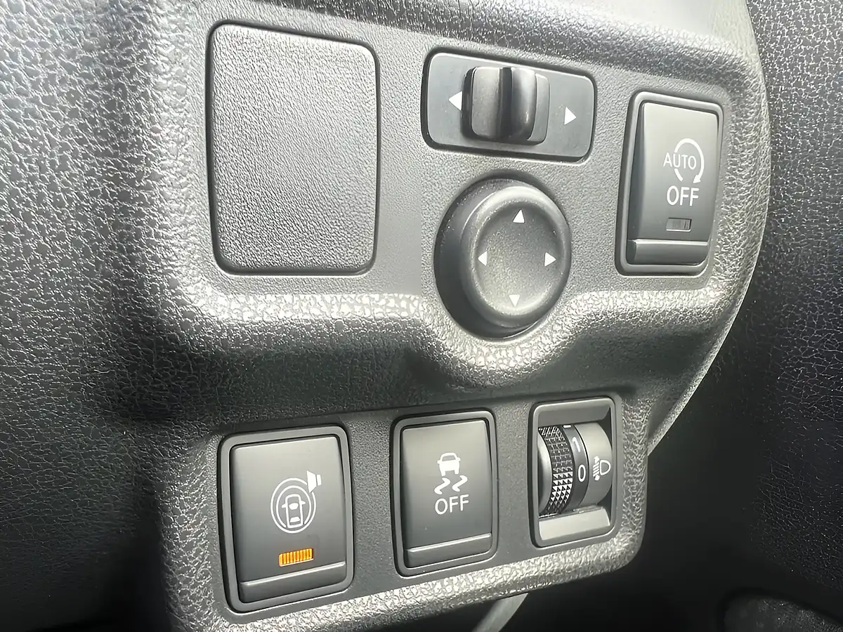 Used 2015 Nissan Note Tekna Silver - Interior and Exterior details 12