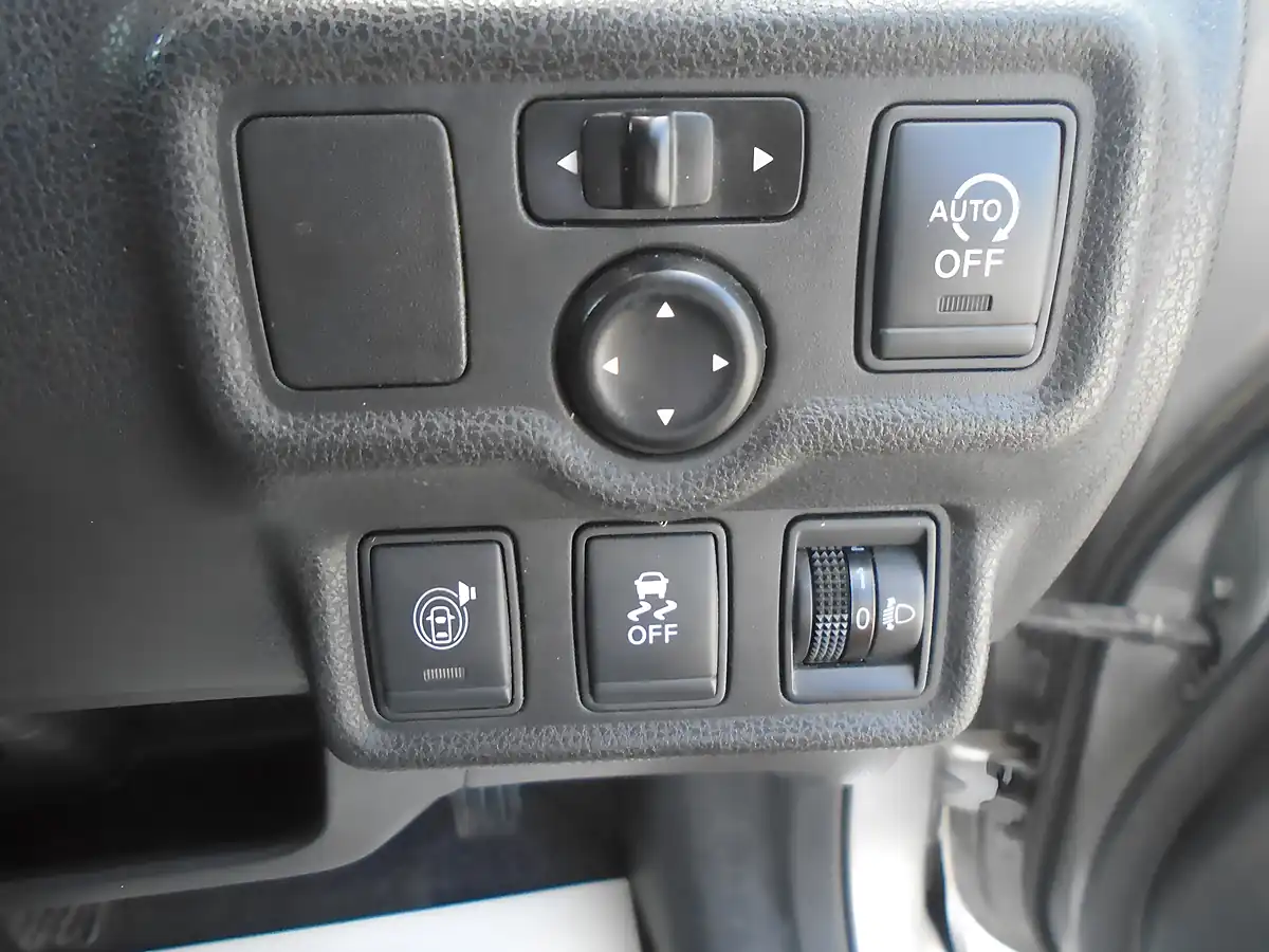 Used 2015 Nissan Note Tekna Silver - Interior and Exterior details 11